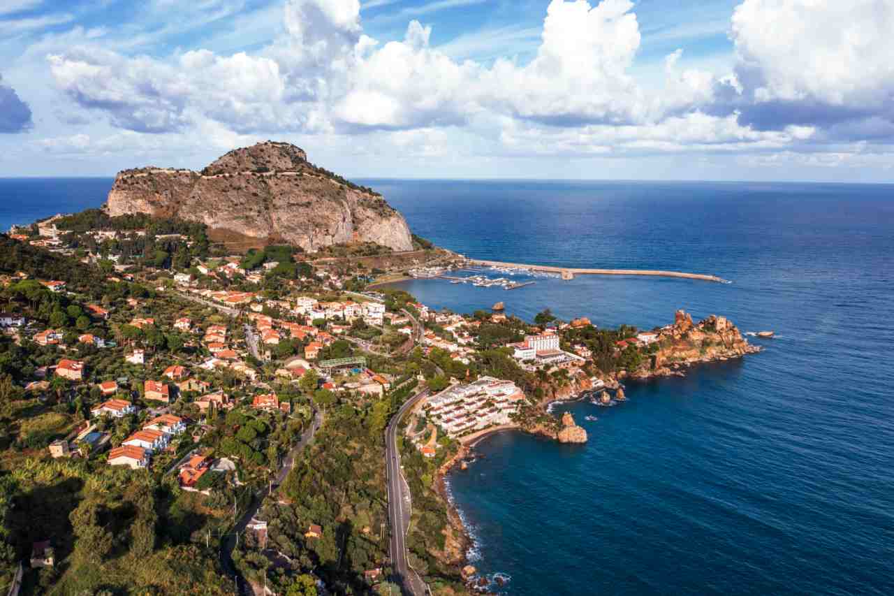 Cefalù non cresce se corre: cresce se si prende cura di ciò che è