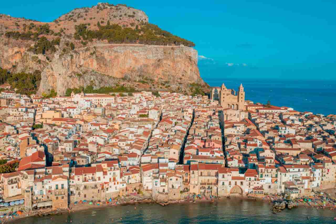 I giovani che lasciano Cefalù non cercano altrove: cercano ciò che qui non trovano più