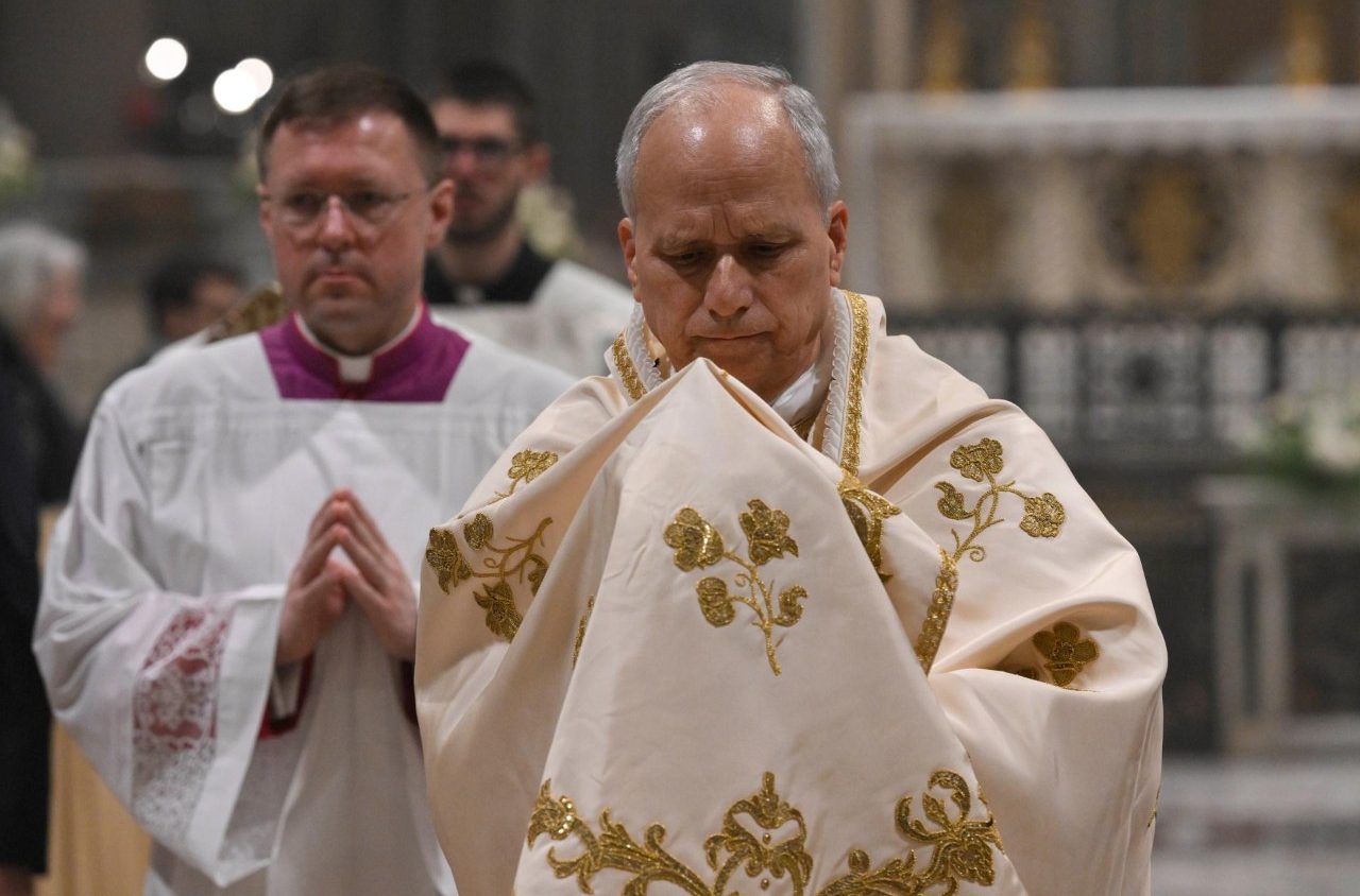 Dio si inginocchia: il gesto che cambia il senso della grandezza