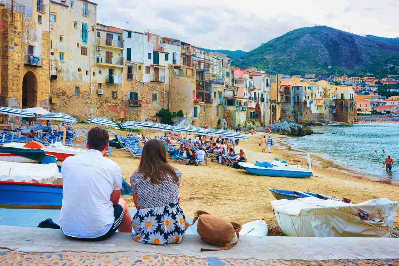 Cefalù tra turisti e residenti: la città che conquista i visitatori e perde chi la vive