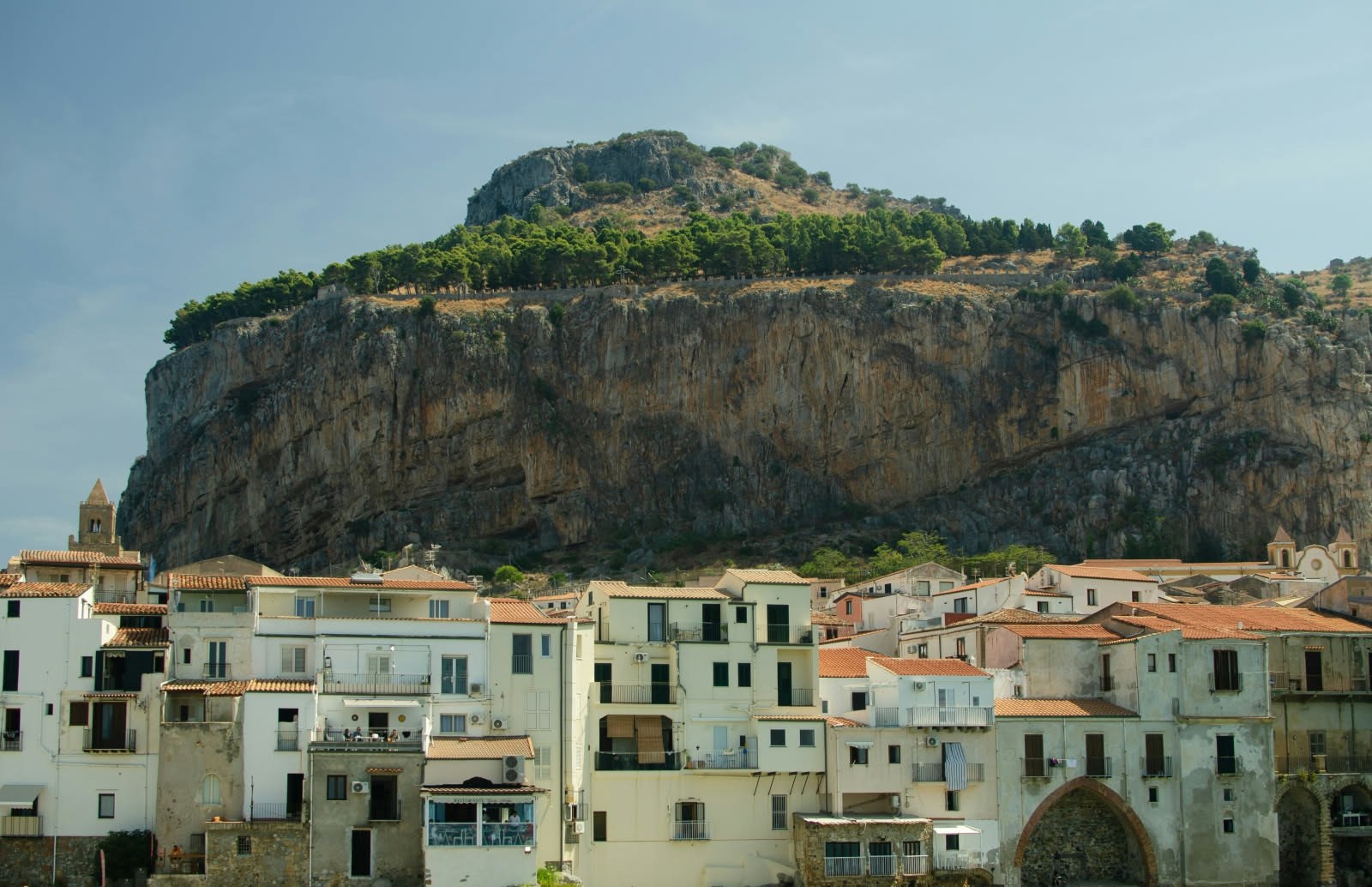 Mura megalitiche e vicoli arabi: la stratificazione urbana di Cefalù spiegata pietra per pietra