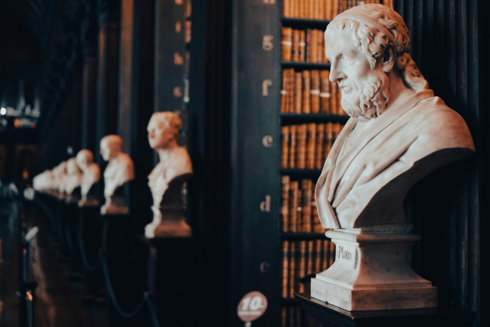 Sapere contro Comprendere: la differenza tra accumulo di dati ed elaborazione critica