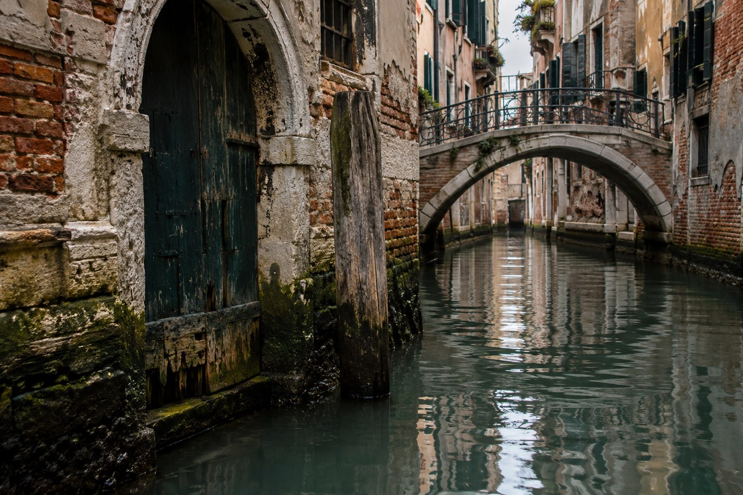 Matteo Strukul: i 3 misteri del suo ultimo romanzo che riportano alla luce il lato oscuro di Venezia