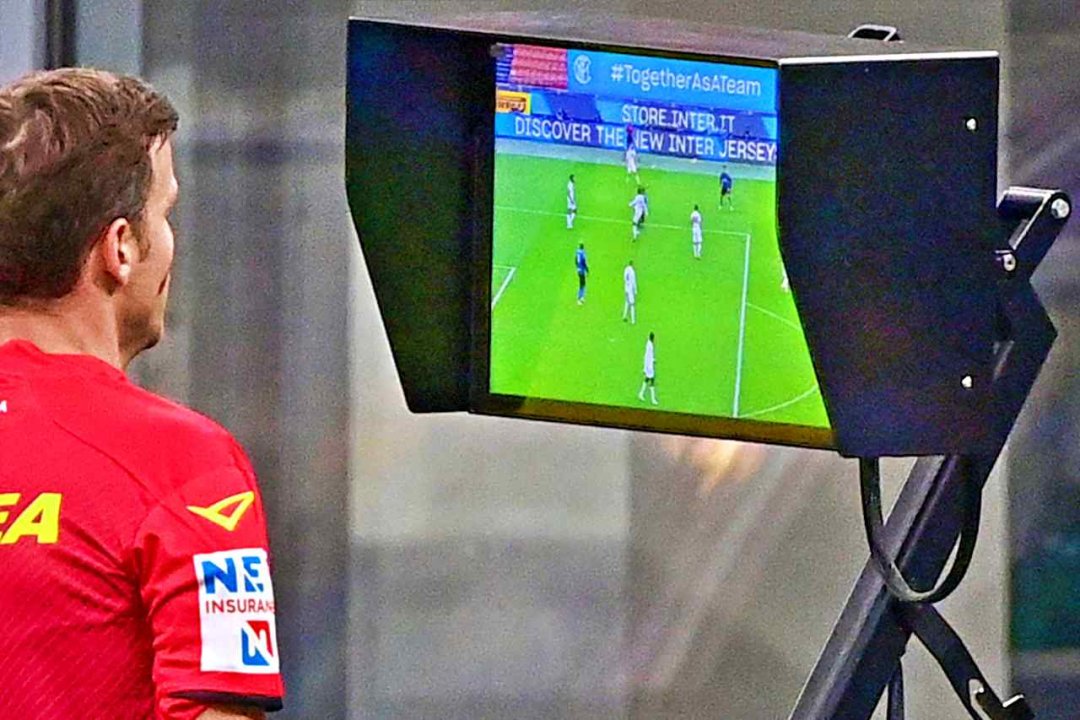 Non serve un VAR migliore, serve un VAR che le squadre possano chiamare quando vogliono