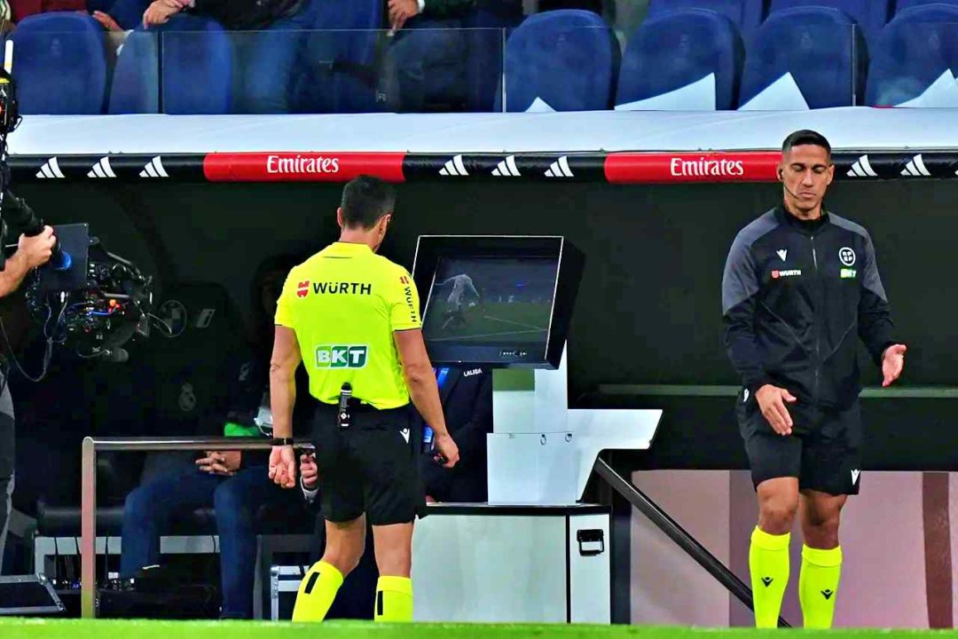 Il calcio non è più nelle mani di chi lo gioca, è nelle mani di chi lo arbitra