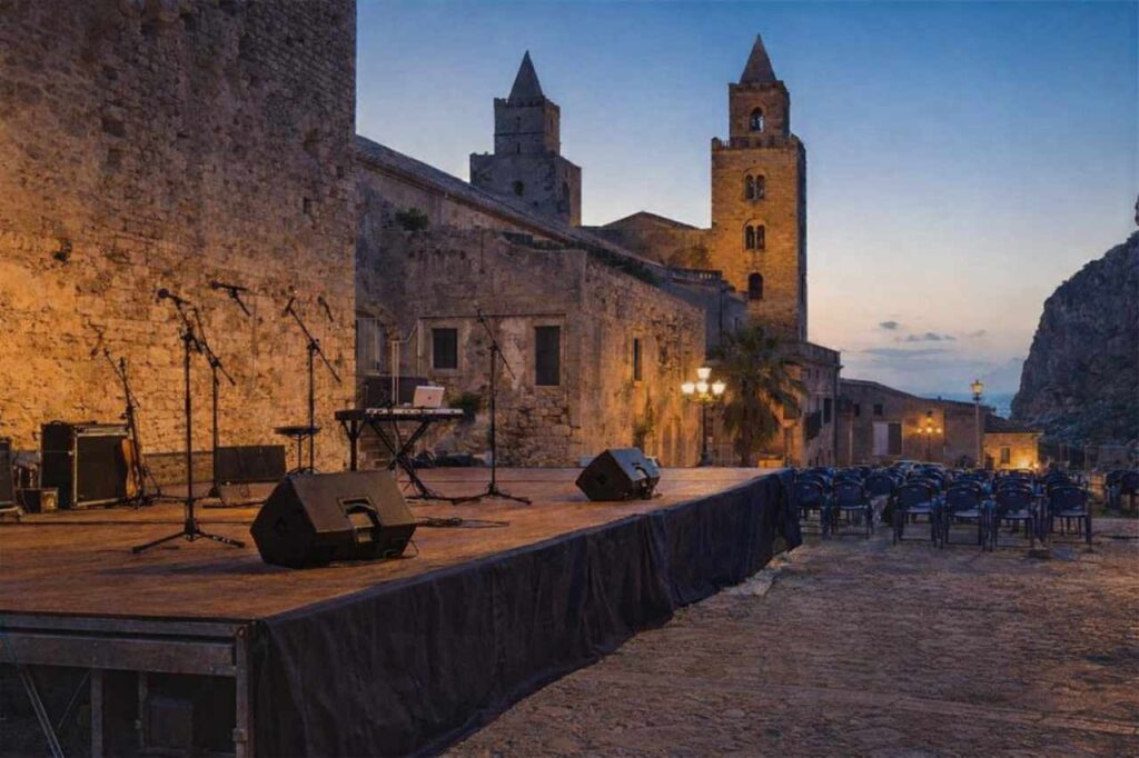 Musicista a Cefalù durante un’esibizione spontanea in città
